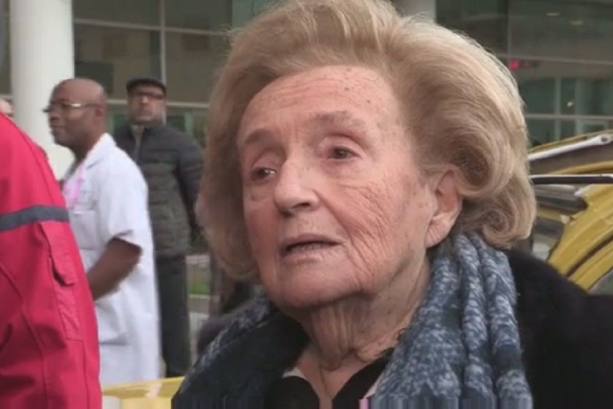 Bernadette CHIRAC_a_son_arrivee_devant_l_hopital_Delafontaine_de_Saint_Denis