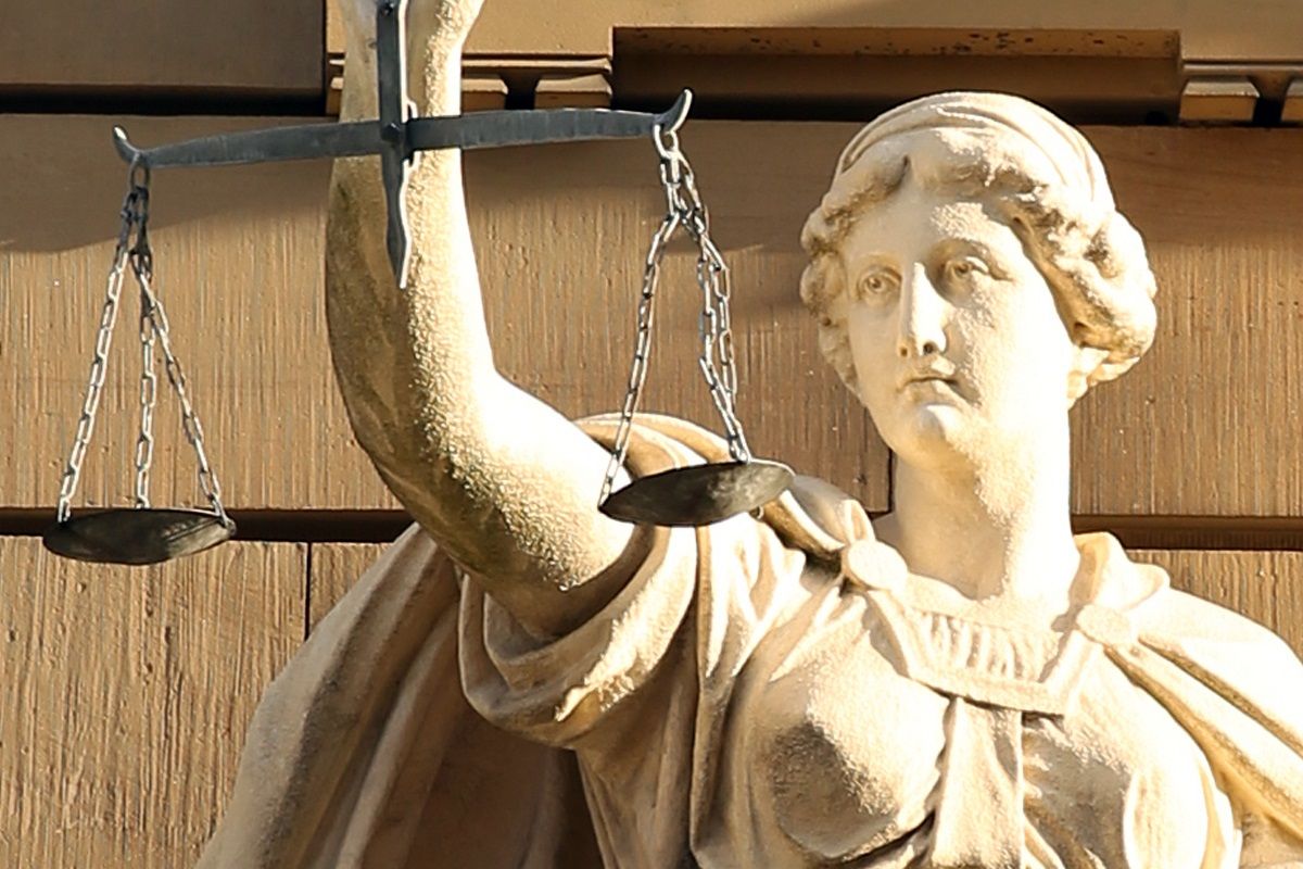 Statut du femme portant la balances symbole de la justice 0f1a2