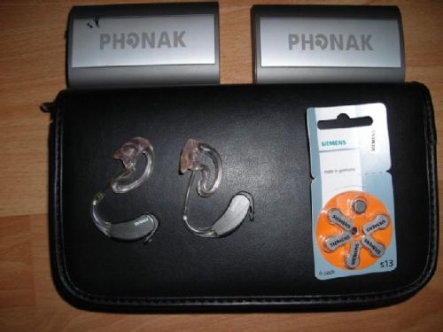 Appareil auditif de la marque phonak Versata Micro droit et gauche &eacute;tui de rangement et piles&copy;FHI