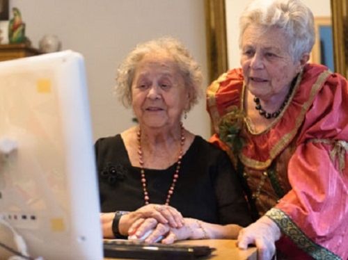 Innovation, autonomie, maintien, domicile ici deux personnes âgées face a ordinateur (Illustration) © 2013 Denis Guichot/CG67