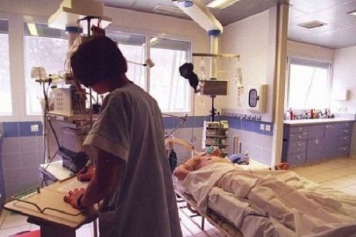 Vincent, hospitalis&eacute; au CHU de Reims depuis 2008 au sein de lits identifi&eacute;s soins palliatifs comme ici a Bordeaux. Une Hospitalisation qui fait suite a un accident de voiture grave, &eacute;tait dans un &eacute;tat pauci-relationnel, c'est-&agrave;-dire un &eacute;tat de conscience minimale. &copy;AFP