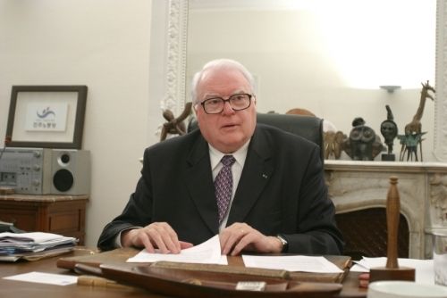 Pierre Mauroy dans son bureau