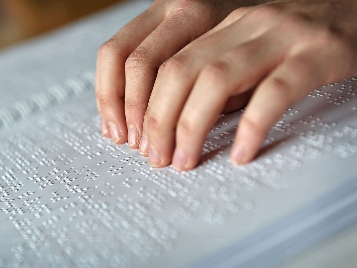 Une personnes_lisant_un_ouvrage_en_braille