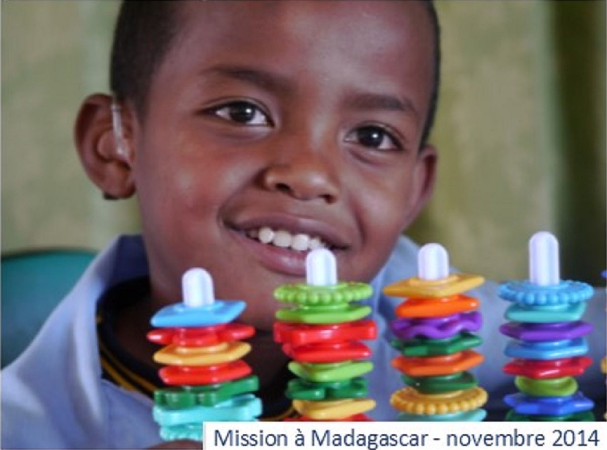 Mission de AuditionSolidarite a Madagascar Un jeune garcon avec un appareil auditif