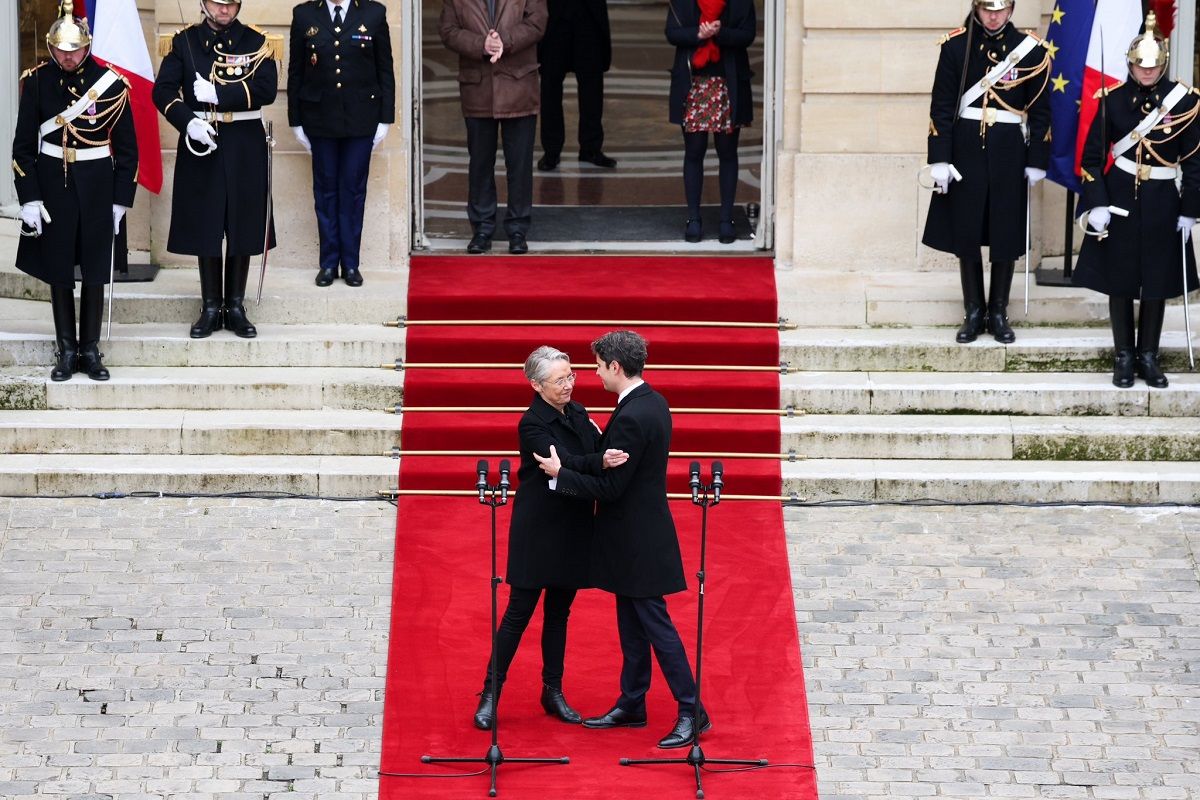 Gabriel ATTAL, saluant dans la cour de l hôtel Matignion l'ancienne première Élisabeth BORNE lors de son départ 59d3d