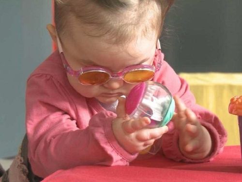 Camille déficiente visuelle depuis sa naissance et âgé de 3 ans© Bleu Krystal Media;