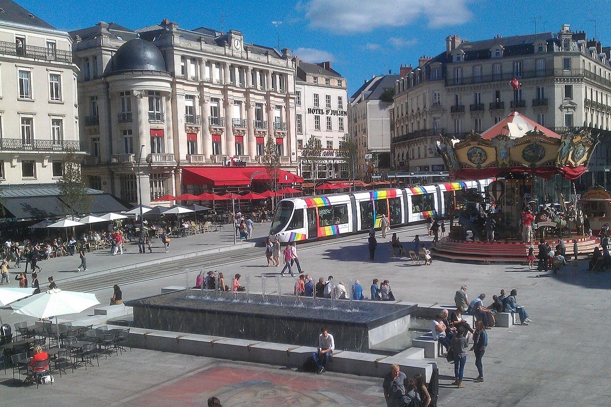 2023.07.10.place du ralliement à anger avec vu sur le tramway a3731