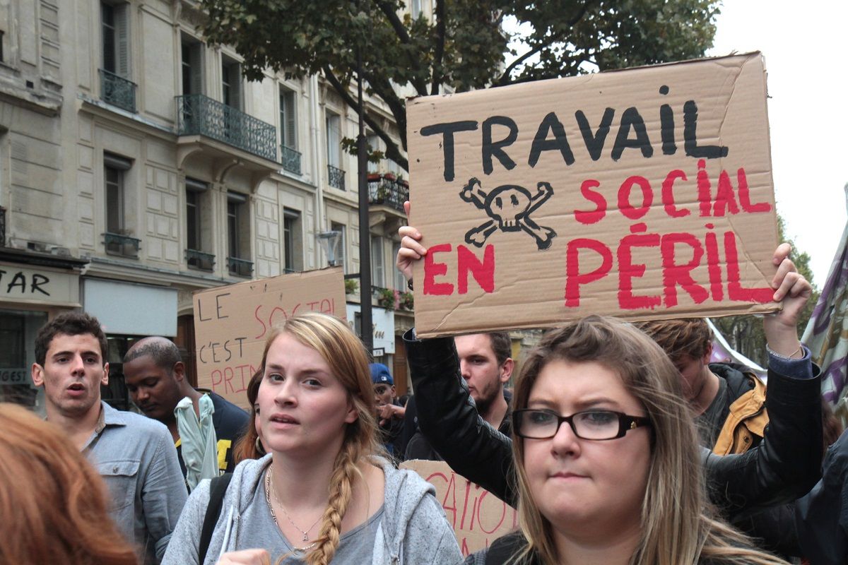 Les travailleurs sociaux manifestant dans les rues parisiennes