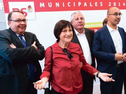 À gauche le Secretaire général du parti socialiste Harlem DESIR, a ces cotés trois des cinq candidats aux primaires socialistes pour la tête de liste au municipal de marseille en 2014 avec au centre Marie Arlette CARLOTTI qui bien que farorite ne se détache nullement des autres candidats ©Bertrand LANGLOIS / AFP