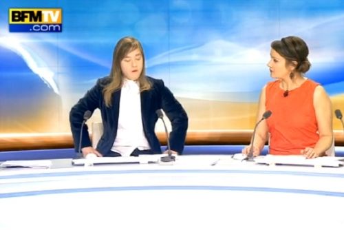 La jeune Laura Hayoun animant le journal de 8h00 sur BFM TV