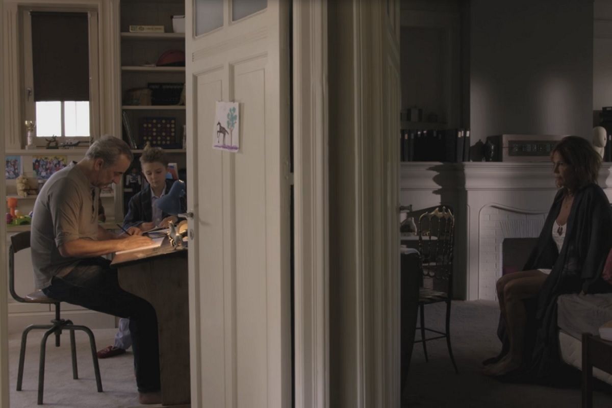 Une scene du film Les yeux ouverts avec a droite Francois et son fils et gauche Anne