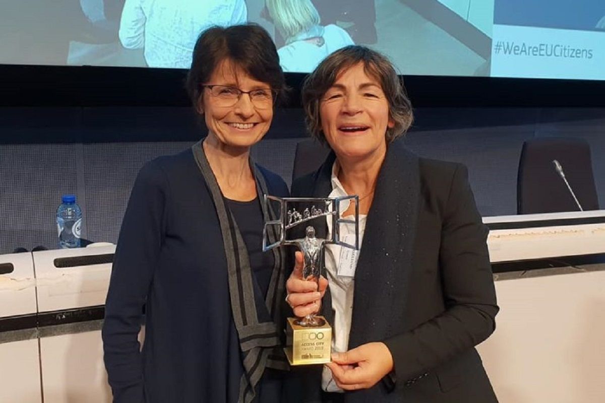 francine maragliano à droite recevant le trophée récompensant les efforts dévreux en matière daccessibilité d321d