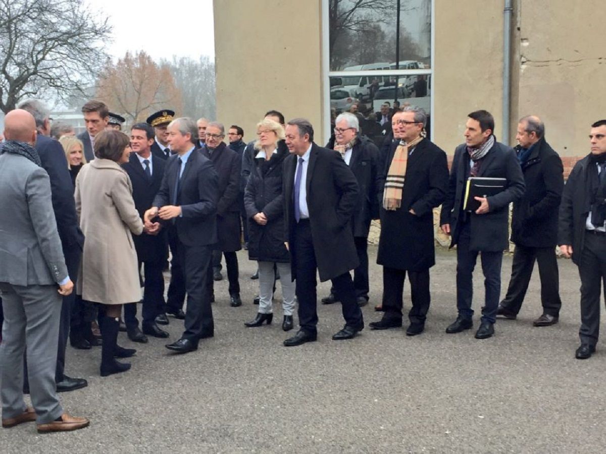 Manuel VALLS Marisol TOURAINE et Segolene NEUVILLE acceuilli par les elus locaux et les responsables associatifs