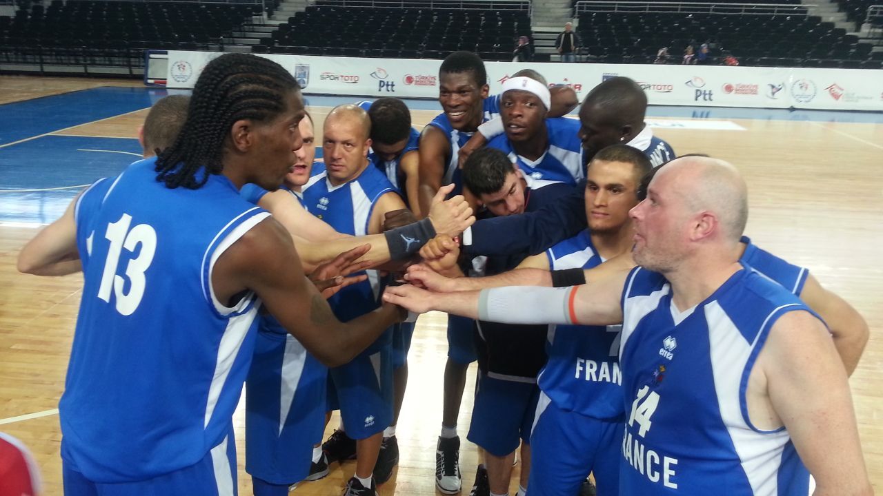 L'&eacute;quipe de France de Basket sport adapte avant le match demi-final qu'elle remporte et qui lui ouvre les portes de la Finale