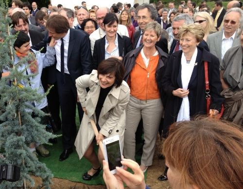 Marie-arlette Carlotti plantant un arbre au foyer lendemaine dans l'essonne qui ouvrira ses portes en 2013 ©FHI