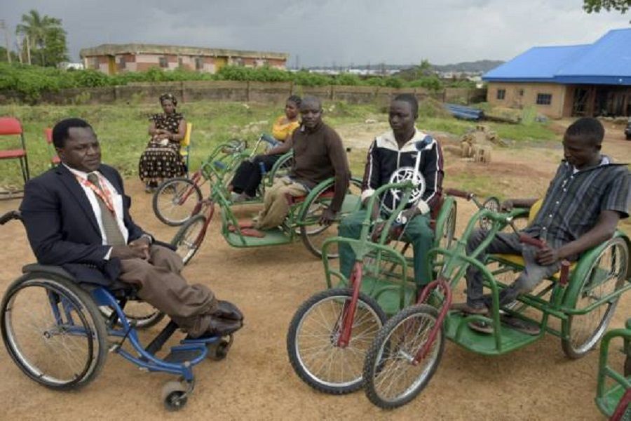 le fondateur_du_centre_au_nigeria_qui_fabrique_des_fauteuils