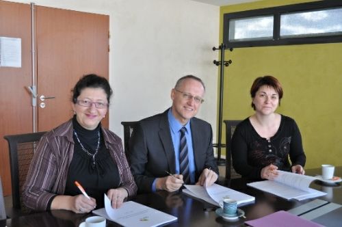 De gauche a droite Nadia BENZEMMA (qui repr&eacute;sente la CGT), Patrick PETITJEAN (Directeur g&eacute;n&eacute;ral APRIL), Nathalie LEPICIER (qui repr&eacute;sente la CFDT) lors de la c&eacute;r&eacute;monie de signature de l'accord cadre handicap APRIL &copy; APRIL