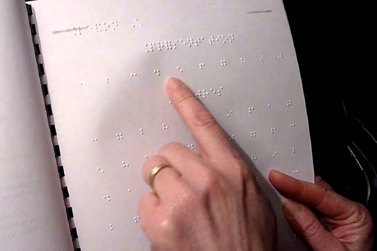 Lecture du braille un appratissage qui peut parfois etre difficile notamment pour un adultes touche brusquement par la cecite