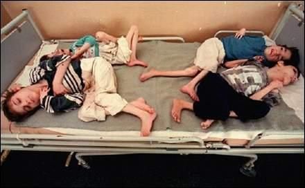 Des enfants handicapé roumain en septembre 1999 a Gradinari situé a 30 km de Bucarest. © MDRI