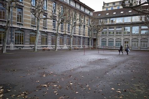 Un enfant auprès d'une assistance de vie scolaire dans une école de la région parisienne (Archive 2012 Illustration)