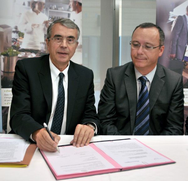Jean-Jack QUEYRANNE pr&eacute;sident de la r&eacute;gion rhone-alpes signant la convention avec le Pr&eacute;sident du comit&eacute; r&eacute;gionale du fond pour l'insertion des personnes handicap&eacute;es dans la fonction publique