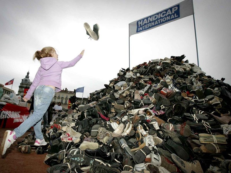 La pyramide de chaussures de ong handicap international