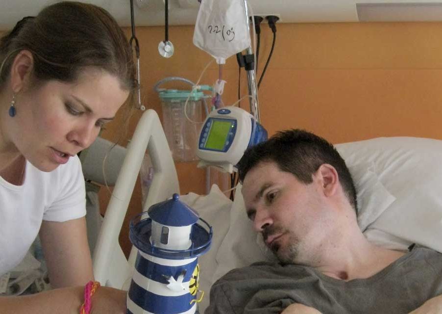 Vincent Lambert dans sa chambre d hopital avec sa soeur