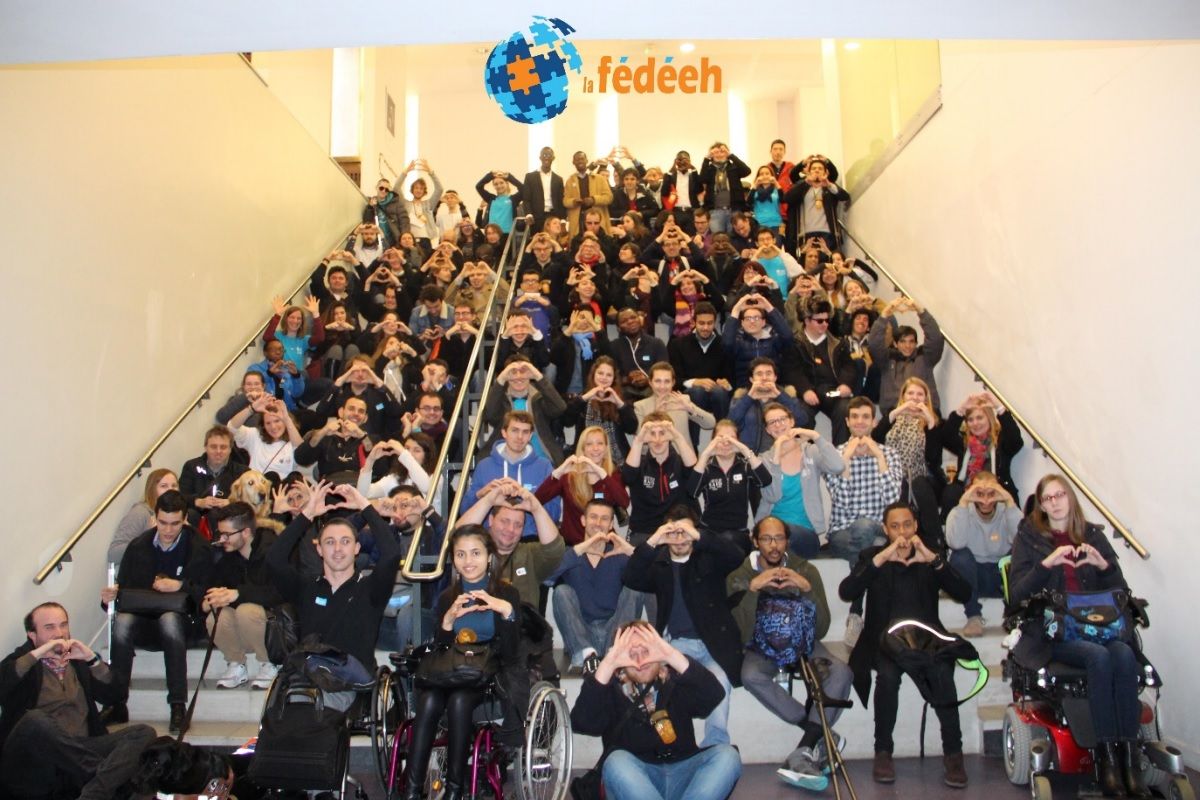 Les membres de la FEDEEH formant un coeur en signe d adhesion et de solidarite