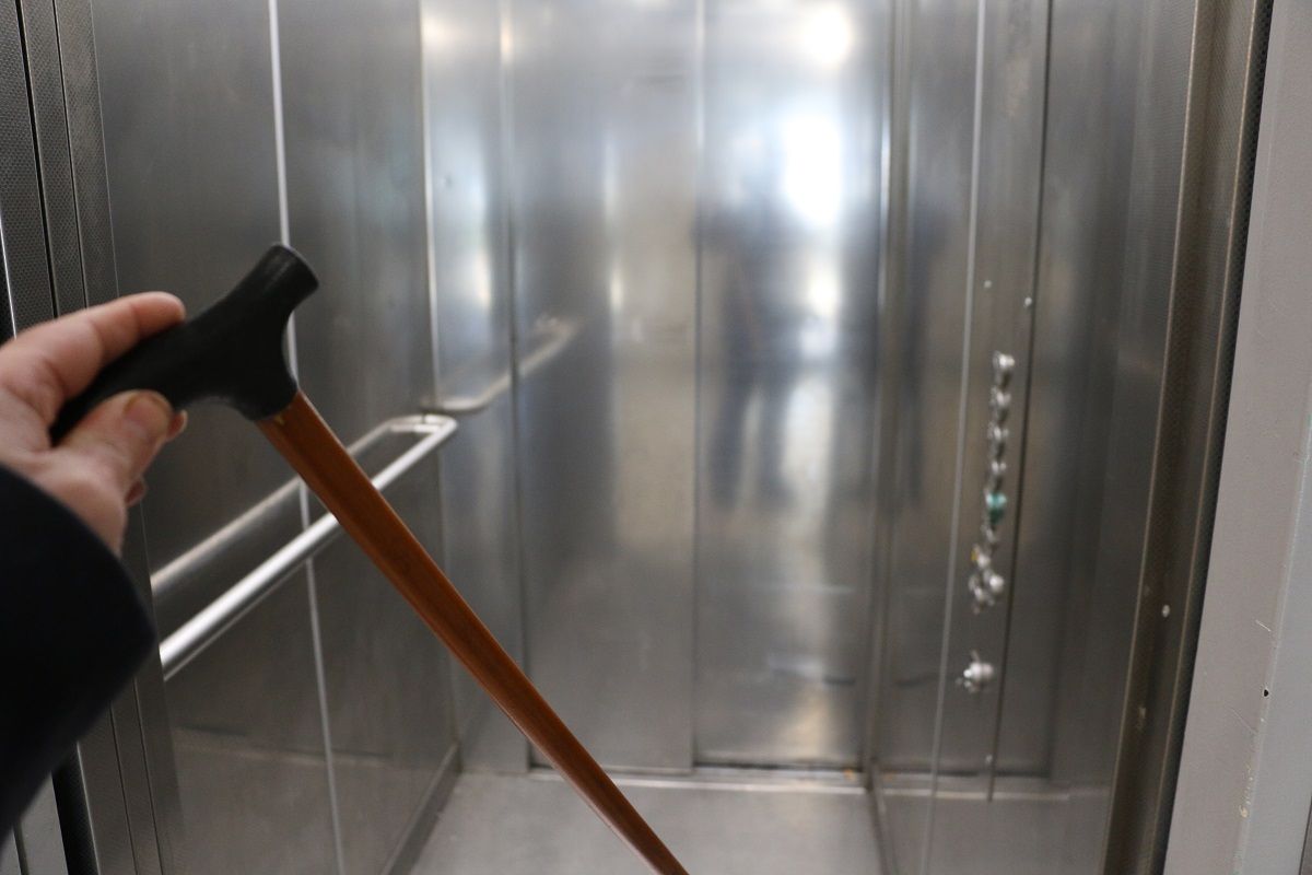 Un ascenseur situé dans un immeuble de quatre étages d'un parcs social situé à Toulouse 5673f