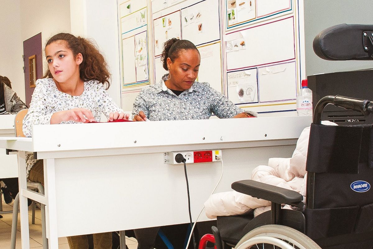 Une jeune fille avec son AVS illustration du rapport Defi Handicap vote par le Departement Seine Saint Denis