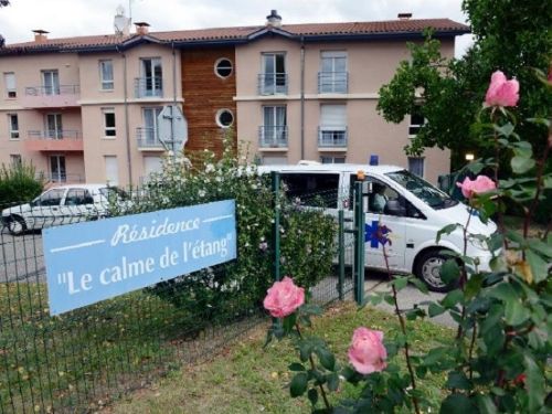 Une ambulance sortant le 19 septembre dernier du Foyer le calme de l'&eacute;tang &agrave; Bessenay