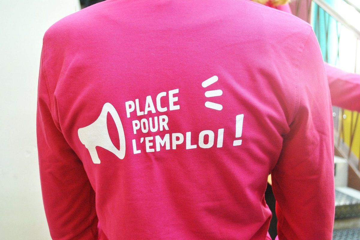 Une personne de l agefiph personne un pull avec le logo place pour l emploi