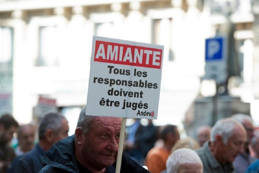 Un des 1200 a 2000 manifestant de l ANDEVA et la FNATH venu manifester pour un proces penal pour l_amiante a Paris ce 9 octobre 2015