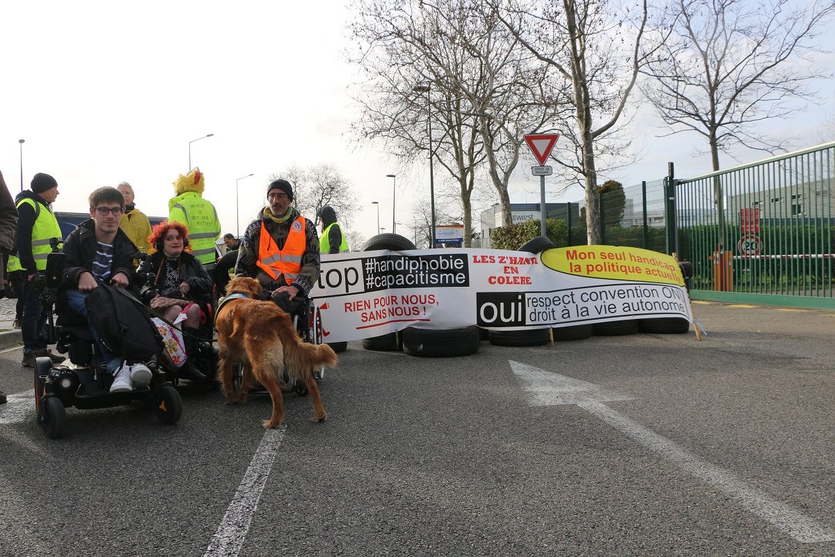 Manifestation de l'association Handi-Social31 lors d'une opération de blocage contre l'entreprise WFS le 4 mars a Toulouse 37611
