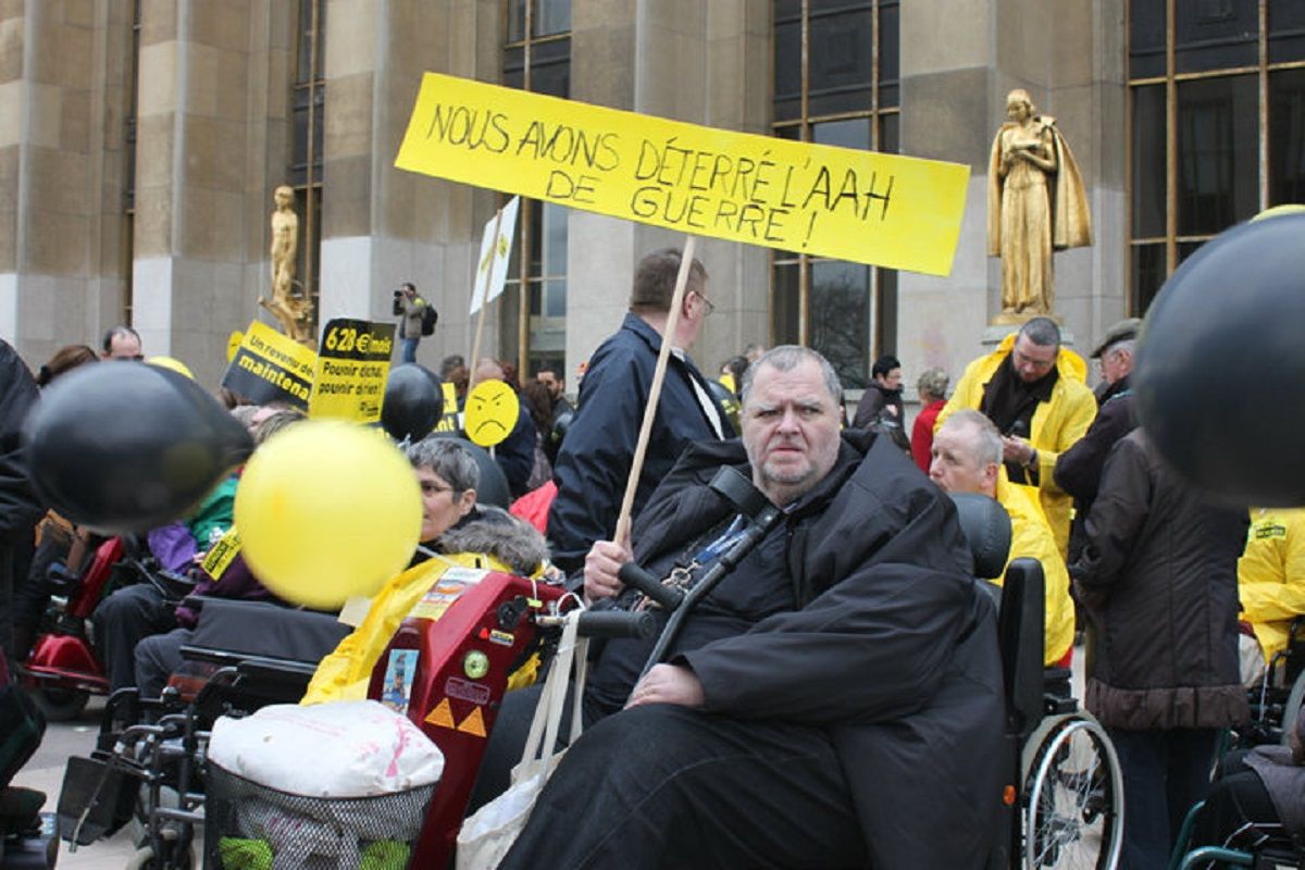 Un homme lors de la manifestation du la Manifestation Ni pauvre ni Soumi le 27 mars 2010 sept ans apres le sujet et toujours d actualite