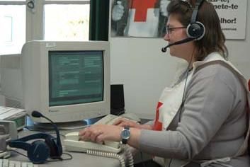 Une femme repondant a une alarme au sein d'un service téléassitance disponible pour les personnes handicapés ou les seniors (illustration)