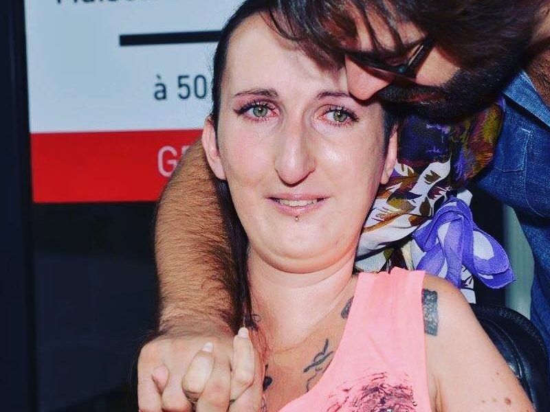 Lucie CARRASCO Avec l homme de sa vie Jean DATRY a la sortie de la MDPH