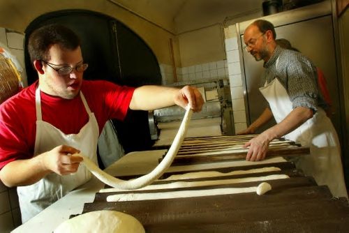 un jeune apprenti boulanger deficient mental