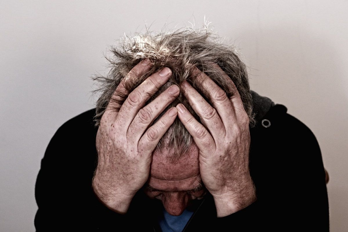 un homme seul les mains sur la tête exprimant sa solitude et son sentiment dabandon 185bb