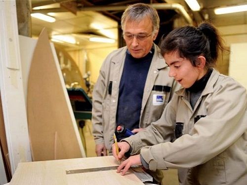 Une jeune femme handicapé dans le cadre d'une formation adapté mise en oeuvre par ERDF