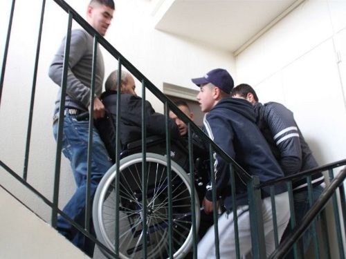 un pere de famille handicape moteur dans un logement non accessible