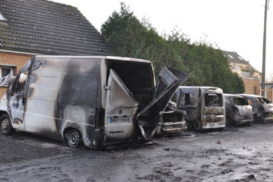 Les cinq voiture brulee a Bellaing de la famille de Jean Claude JAKIELA et la voiture adapte de sa fille Sandrine