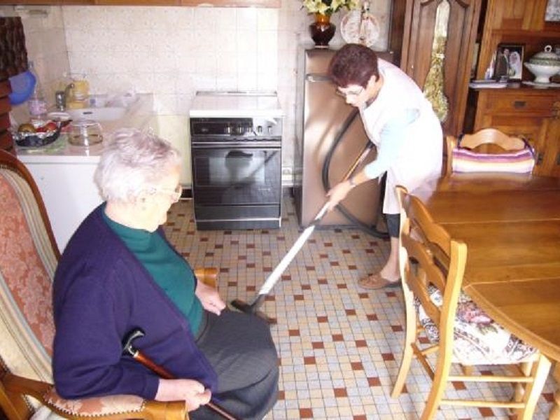 Une aide-a-domicile au cote d une personne agee dependante