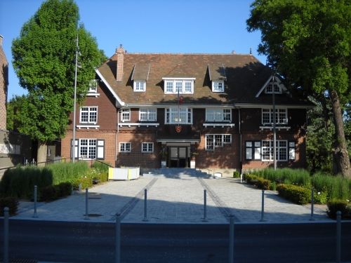 Facade de l'hotel de ville de Seclin pour lequel des travaux en 2013 devrait finir de la rendre accessible