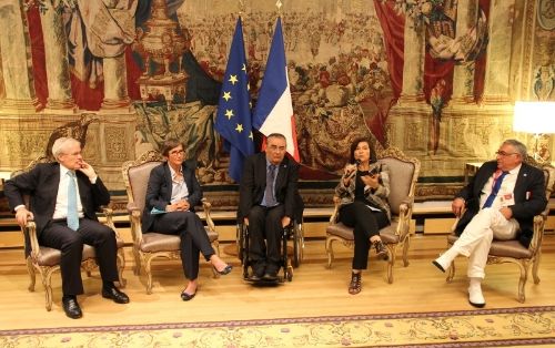 L'ambassadeur Bernard Emi&eacute; ici a gauche invitait Val&eacute;rie Fourneyron, Ministre des sports, viennent ensuite G&eacute;rard MASSON Pr&eacute;sident du comit&eacute; paralympique et sportif fran&ccedil;ais, Marie-Arlette CARLOTTI, Ministre en charge des personnes handicap&eacute;es, et Yves FOUCAULT Pr&eacute;sident de la F&eacute;d&eacute;ration Fran&ccedil;aise du Sport Adapt&eacute;, &agrave; la R&eacute;sidence de France le 31 ao&ucirc;t 2012.