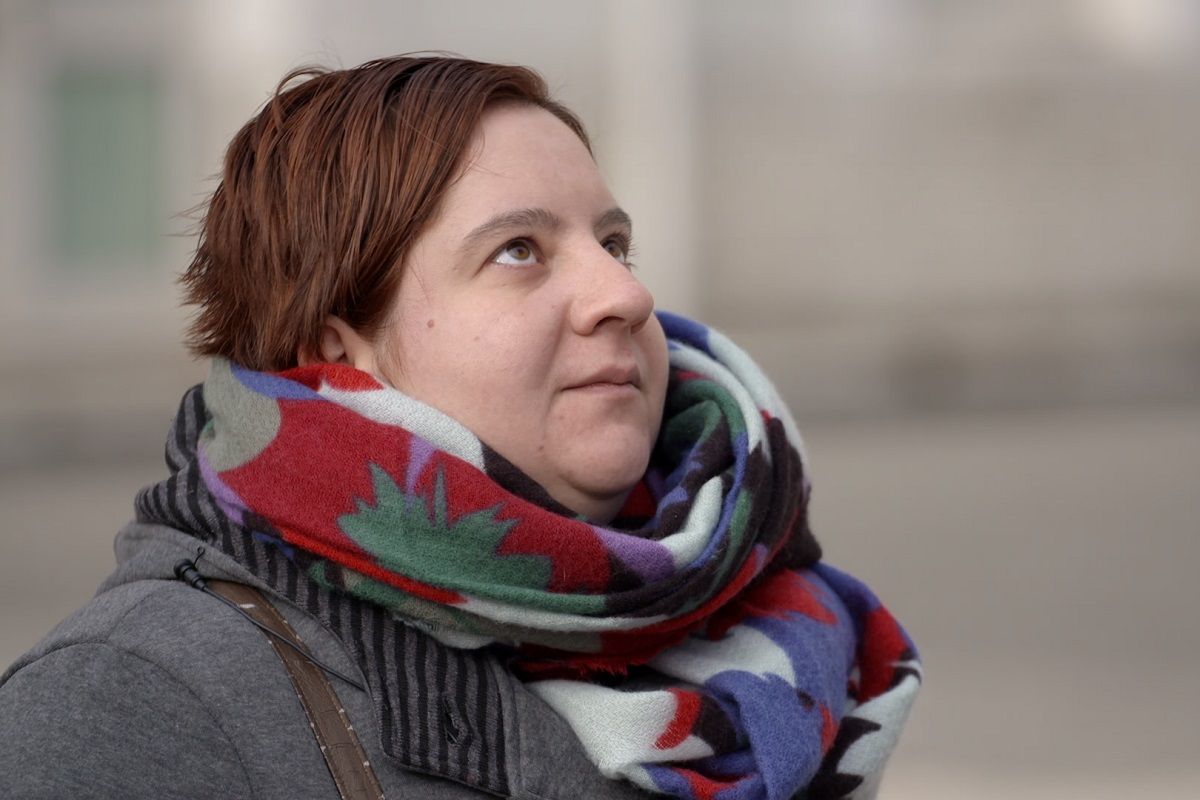 Rachel la tête en lair les yeux levée vers le ciel e5662