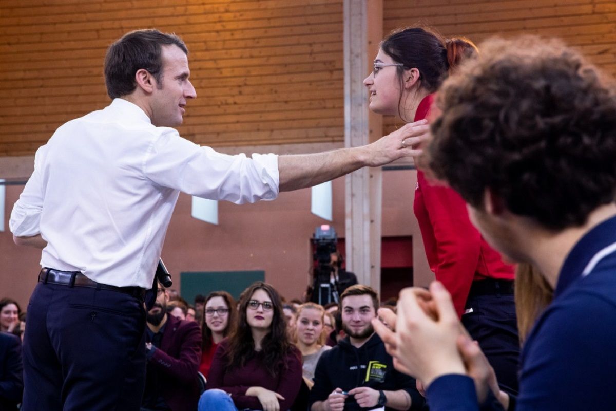 la jeune Estelle a gauche et le président de la république Emmanuel macron 3bce2