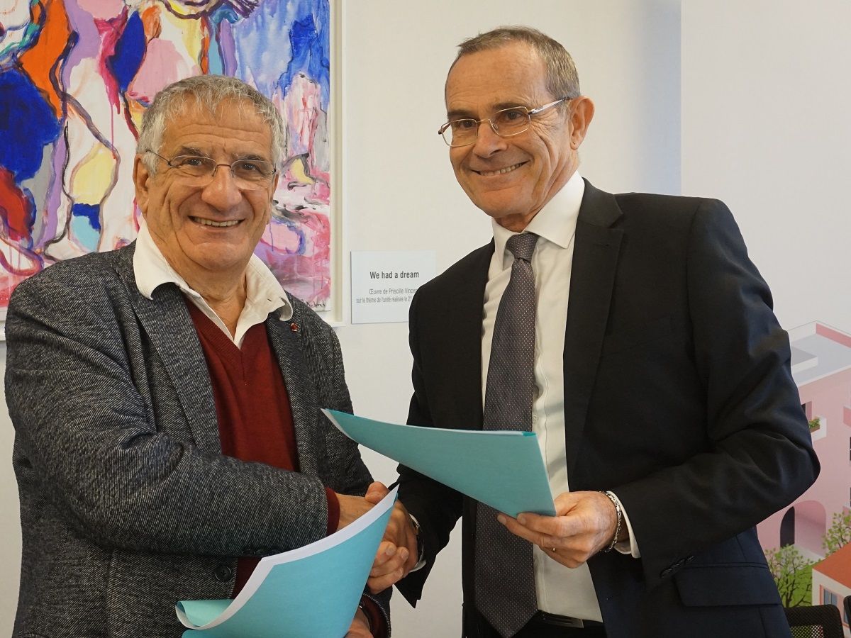 De gauche a droite Xavier Emmanuelli et Jean Louis Garcia lors de la signature de la convention ce 18 janvier 2017