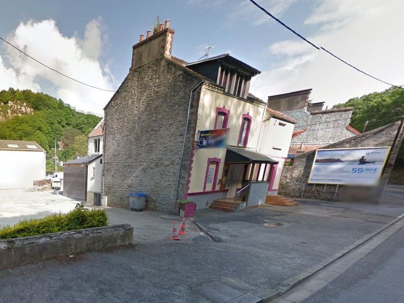 La Discotheque Le Why Notsitue c est sur trottoir fumant une cigarette que la jeune femme a ete aggresse