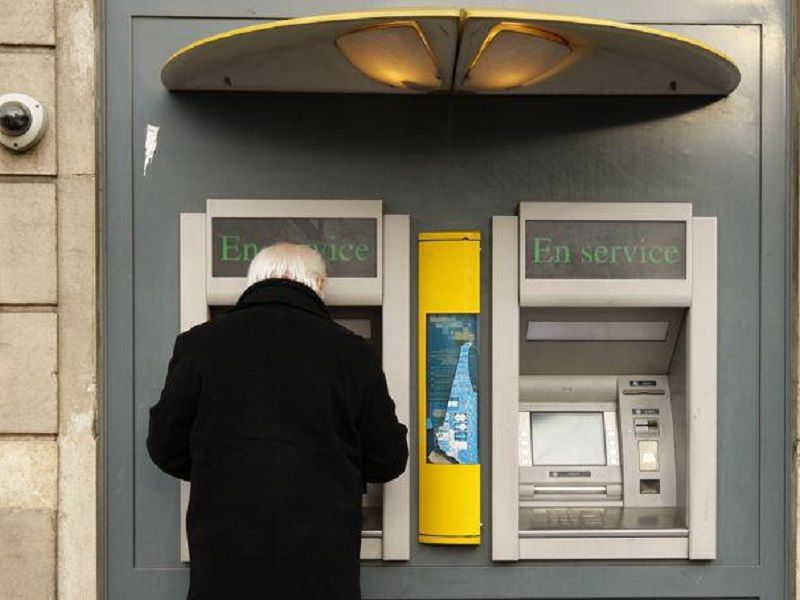 Un homme a distributeur bancaire retirant de l argent